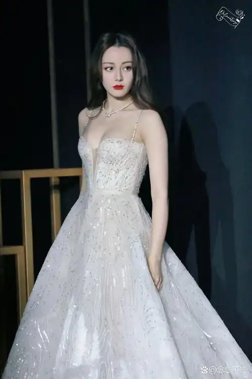 迪丽热巴珍珠v领抹胸裙