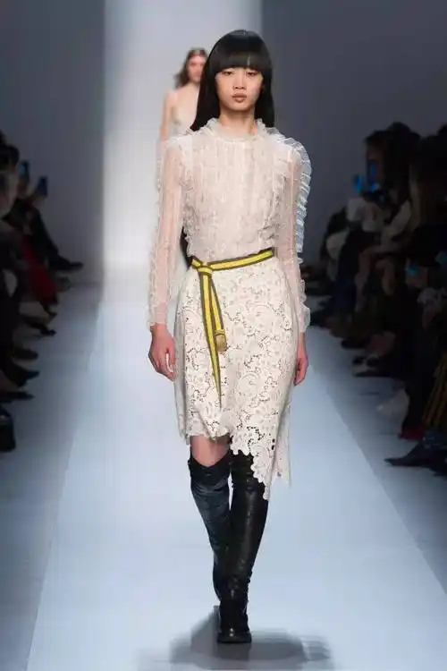 和礼服辅以奢华细节,如精致的蕾丝和柔美的嵌花,为服装注入飘渺格调