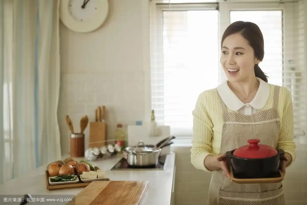 妈妈在厨房里做饭