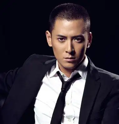 的光头发型,头发全部剃掉,打造霸气高冷形象,很有黑社会大哥的感觉哟