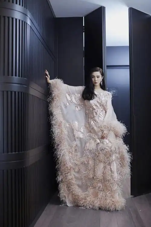 继仝卓之后范冰冰也遭ai换脸爵迹2上线红裙现身明媚