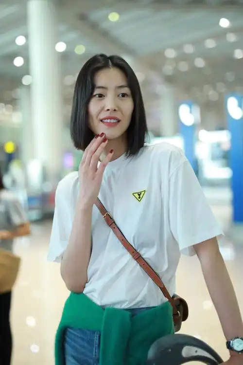 刘雯机场街拍 依旧休闲装扮