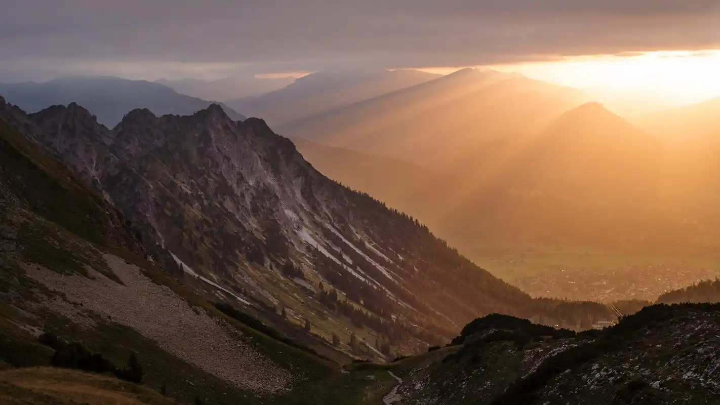 透过云层的阳光景色壁纸