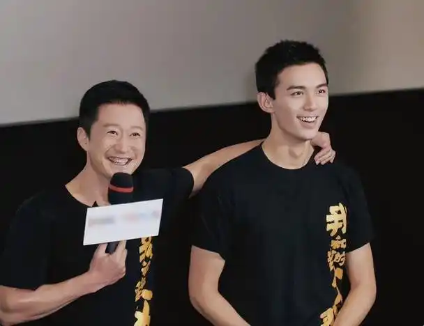 游客们听说他的行程后纷纷驱车前往,希望能够"偶遇"吴磊.