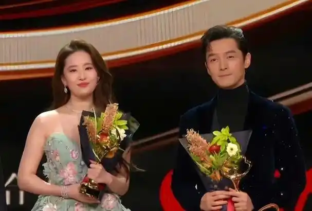 胡歌刘亦菲同台领奖全程(胡歌和刘亦菲颁奖晚会梦幻同框)(6)