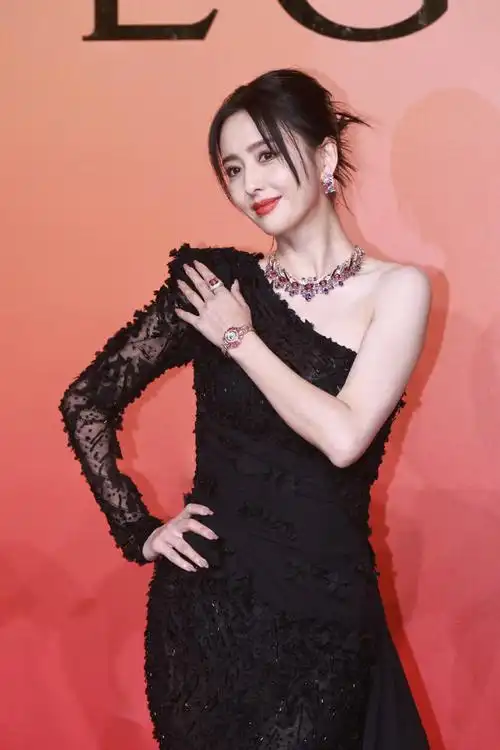 佟丽娅成宝格丽红毯大赢家,穿露肩裙美过舒淇章子怡,新造型封神插图3