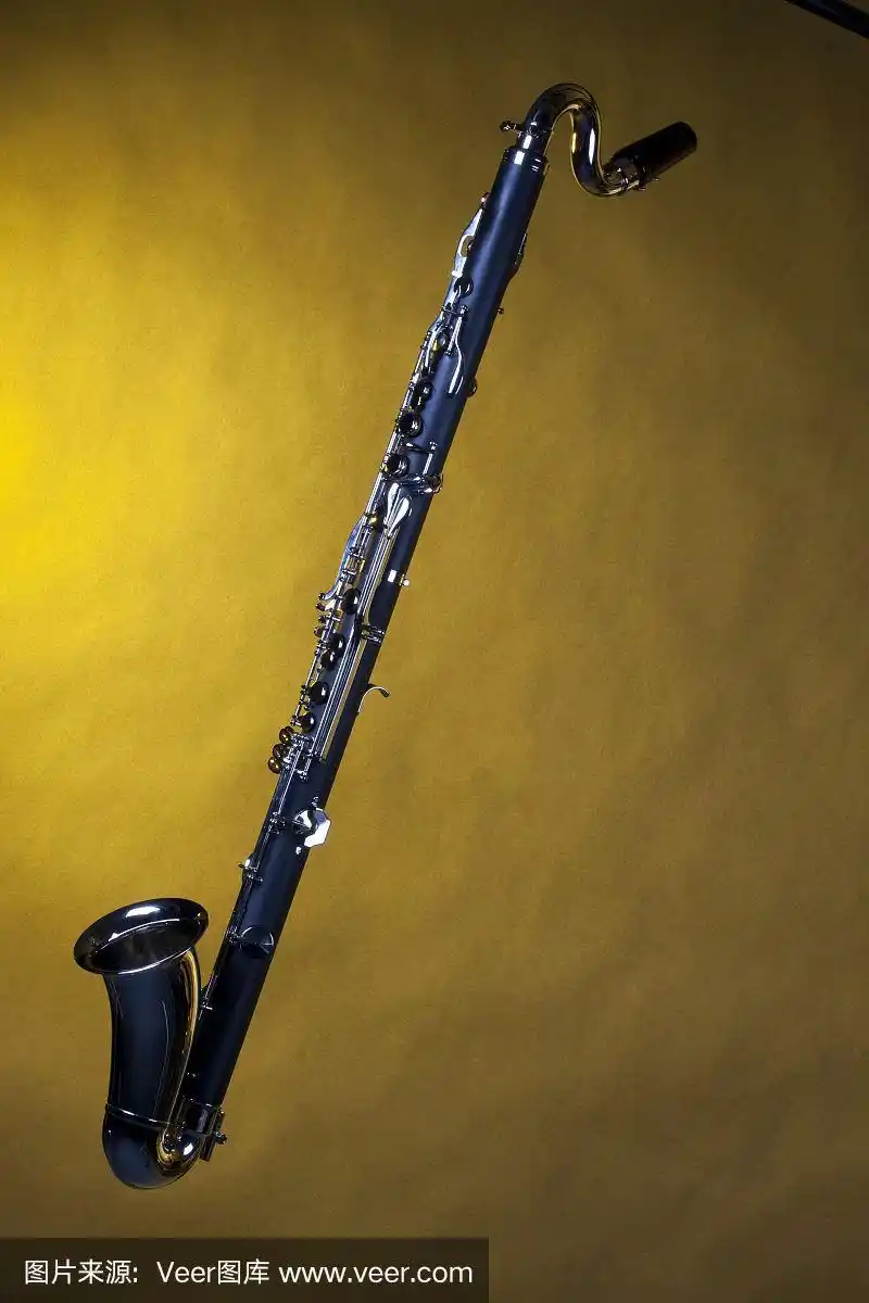 低音单簧管孤立在黄色