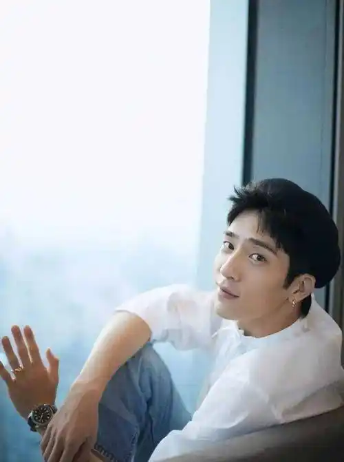 不同于以往的照片,这次井柏然和刘雯并没有低调行走,而是大方地手牵手