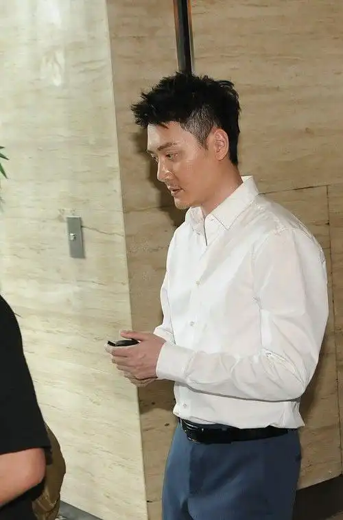 冯绍峰衣品有待提高西装配上紧身t恤多少有点显油腻