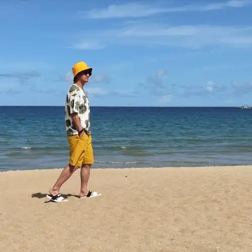 沙滩上漫步的潮男