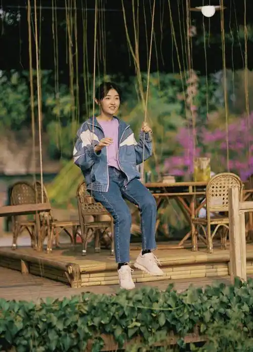 张子枫花海戏耍真可爱,笑起来很治愈,复古清新感都要溢出屏幕了_妹妹