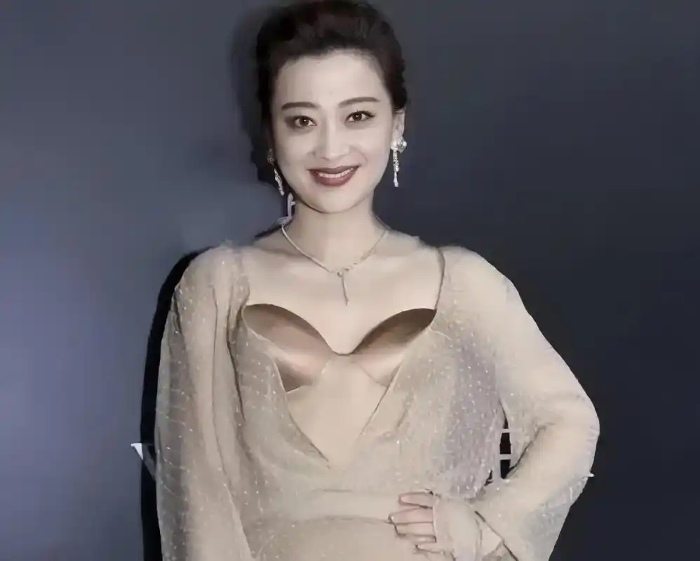 梅婷之前的照片展现出了她迷人的魅力,她穿着得体,风格性感又展现出