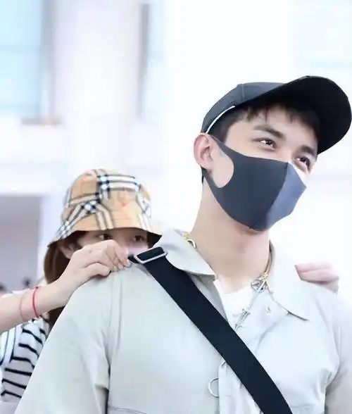 "情商代表"吴磊:一句话化解热巴年龄焦虑,凭实力带姐姐暴富_吴悦_弟弟