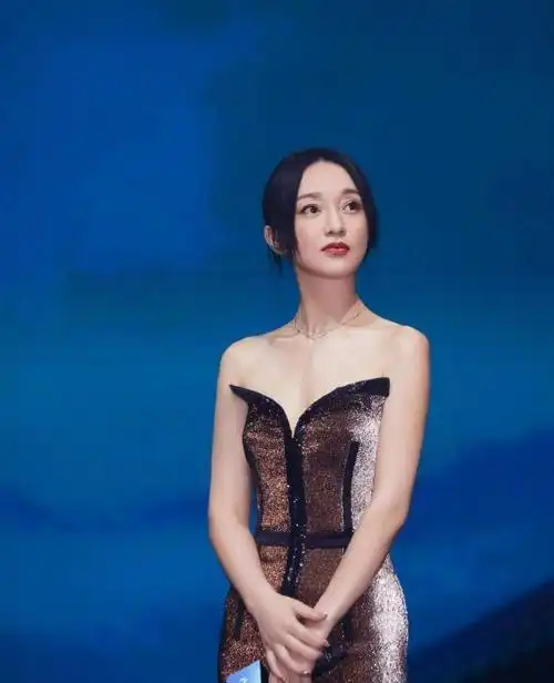 46岁的周迅身材和气质绝了黑色外套搭配半身裙减龄洋气超好看