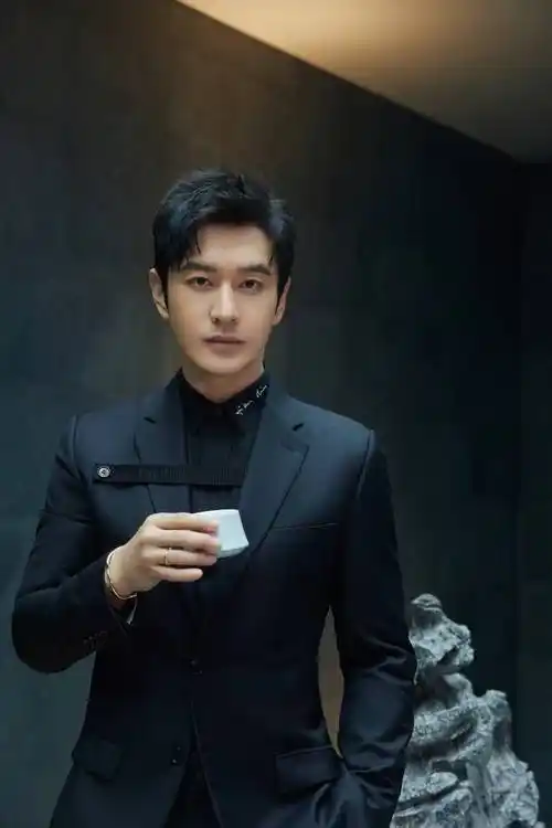 45岁黄晓明很显年轻,西服穿搭打造绅士范,商务造型英俊又稳重_西装