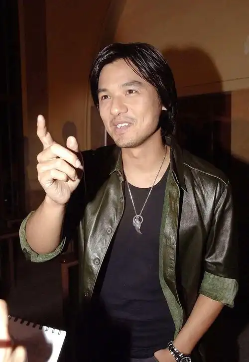 冯德伦不愧是舒淇老公,满脸胡茬反而更有魅力,男人味太让人心动