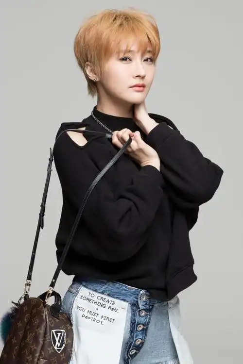 流行女歌手陈冰酷飒短发写真,帅气与妩媚并存