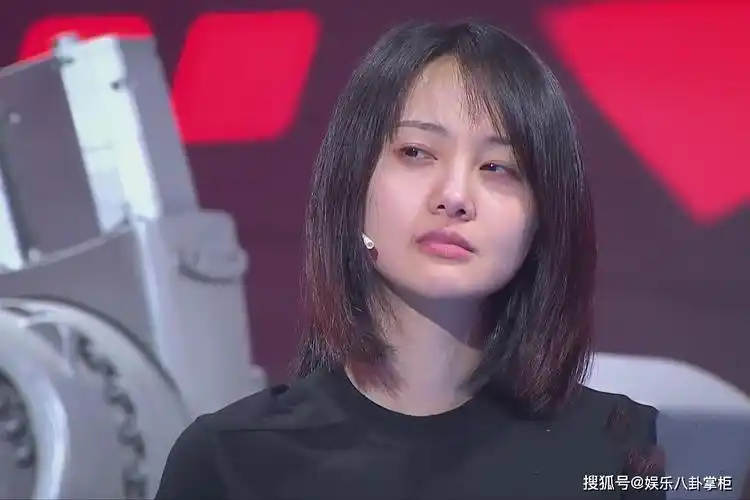 郑爽庭审前后6个"诡异"行为,映射出她内心的"魔鬼人格"