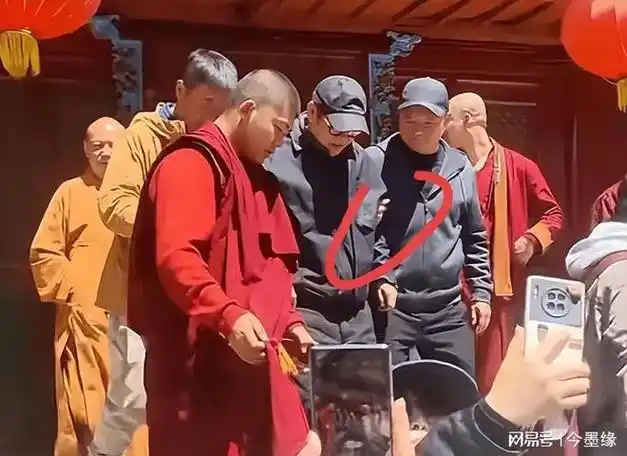 李连杰现身五台山礼佛!林虎大师亲自接待,脸部面容断崖式衰老