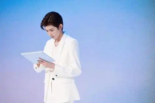 王源现身上海某活动 纯白西装造型彰显独特魅力