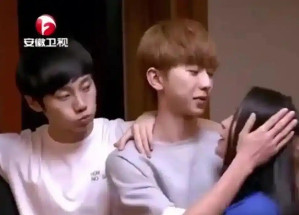 蔡徐坤母亲徐静昔日热舞视频曝光:当儿子朋友面扭动身体不忍直视