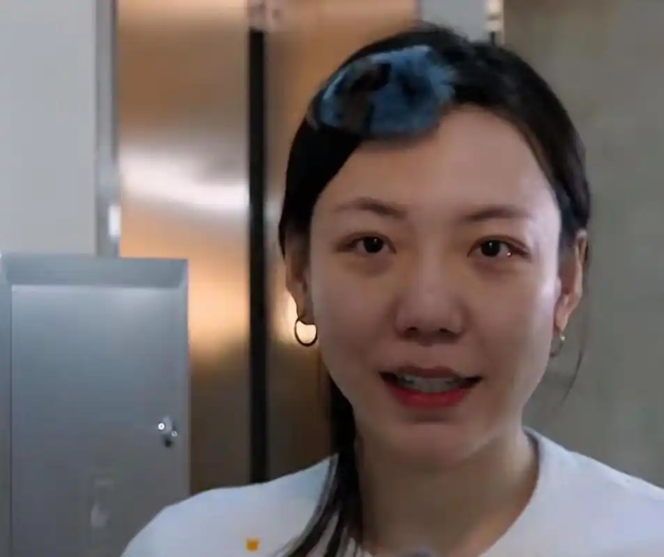 吴莫愁素颜登台,在《17号音乐仓库》里演唱《我敢》.