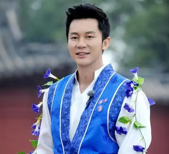 李晨脖子带"吻痕"上班?工作室晒照片回应,粉丝喊话令人失望