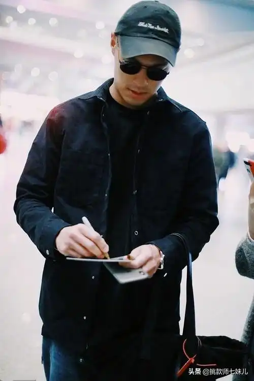 近日,杨祐宁现身机场,黑色夹克衫搭配卷边牛仔裤,内搭同色系t恤,脚踩
