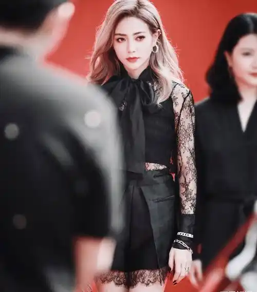 the9成员出席活动,虞书欣时尚露香肩,我却被谢可寅的