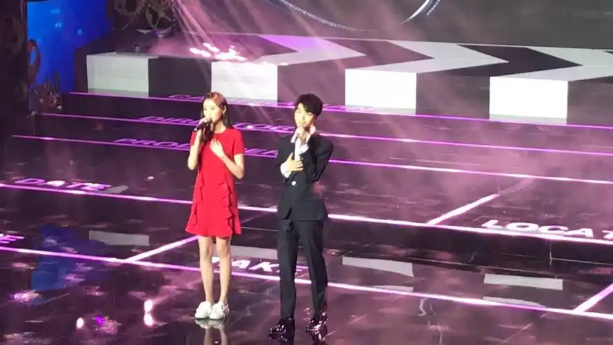 第二届全国中小学生电影周闭幕式王俊凯关晓彤合唱神奇的光影