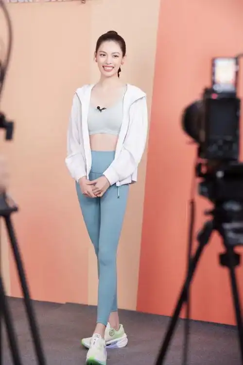 钟楚曦超话李宁女子运动风尚大使@钟楚曦惊喜亮相李宁「钟于自己 创造