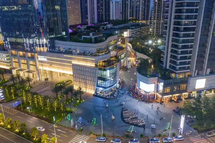 商业區壹方城part 1设计师模仿流水的形态将空间进行划分与串联,意在