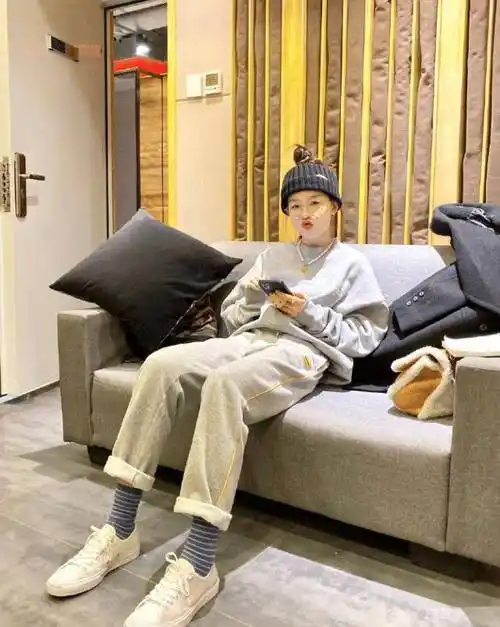 徐梦洁就在圈里名气大涨,收获大批粉丝深得网友喜爱;除了拥有较强的