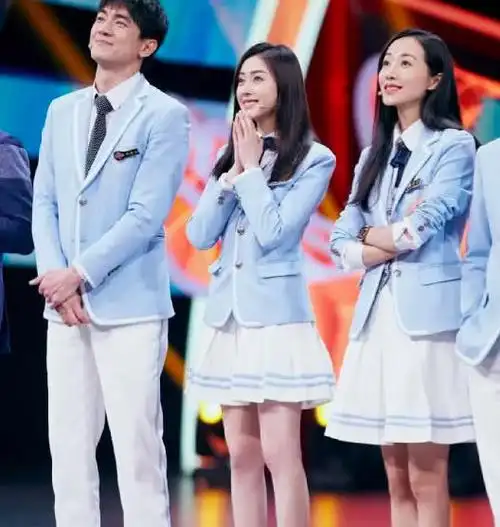 还是以往的规矩,新来的嘉宾会组成青春队,而常驻嘉宾华晨宇关晓彤等人