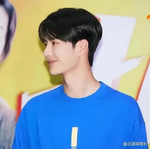 1997年8月,王一博降生在河南洛阳,他的家境很普通,本来他或许会和周围