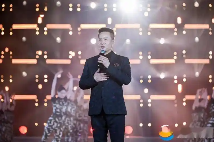 著名男高音歌唱家,国家一级演员阎维文带来《我们的队伍向太阳》著名