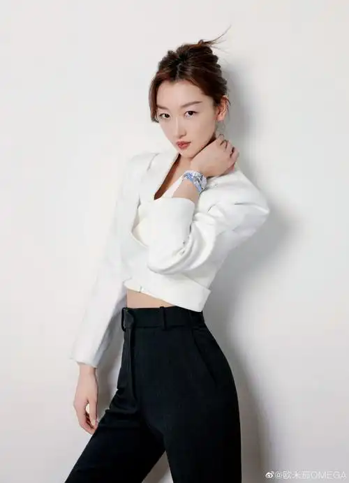 欧米茄名人大使@周冬雨佩戴欧米茄碟飞系列mini名典腕表,精钢表壳搭配