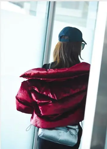 戚薇半披着红色羽绒服搭配黑色开叉长裙 机场变t台美艳动人