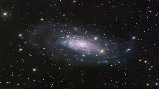 去年,美国航天局公布了一张银河系360°全景图,该全景图像素高达200亿