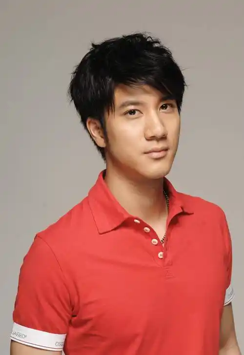 原创45岁王力宏近照憔悴认不出嘴唇苍白没血色满脸络腮胡太邋遢