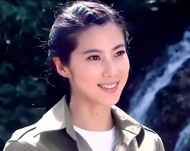 如今已经42岁的王珂,尽管外界对她的婚姻状况有所猜测,但她选择以低调