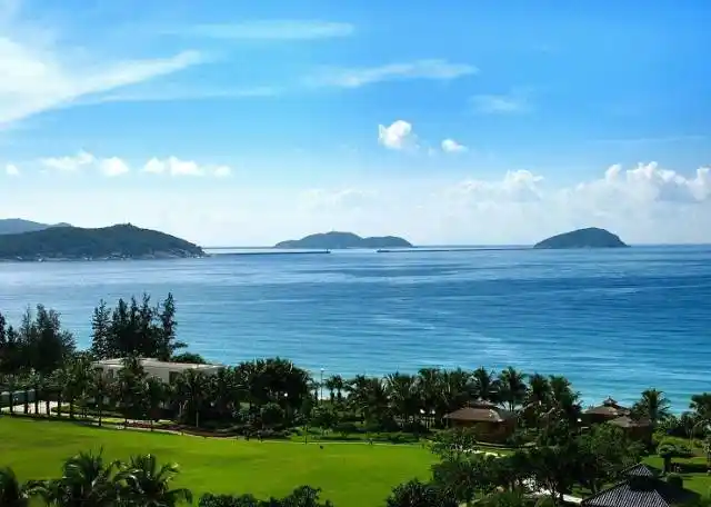 相对而言,每年11月至次年四月是海南旅游的黄金时节.阳光灿烂