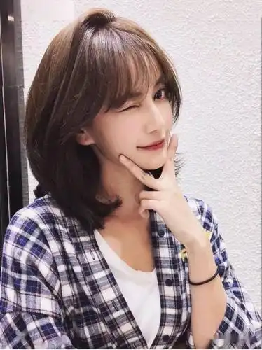 "网红气垫烫"发型,简单好看不显老