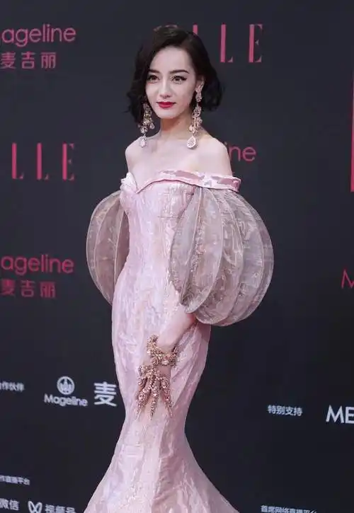 原创迪丽热巴也太有异域风情了把灯笼当做衣服穿短发造型也太a了