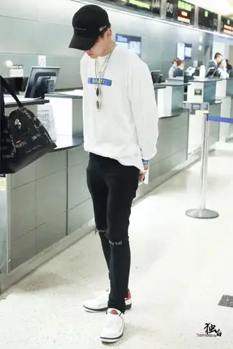 吴亦凡上脚 aj2 low,然而最大的亮点是.