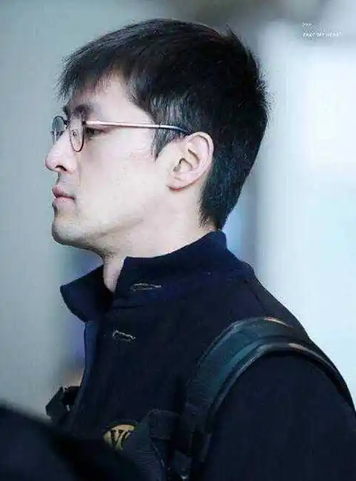 之前网上流传除出了黄子韬的素颜照,虽然有一些不同,可是整体的五官却