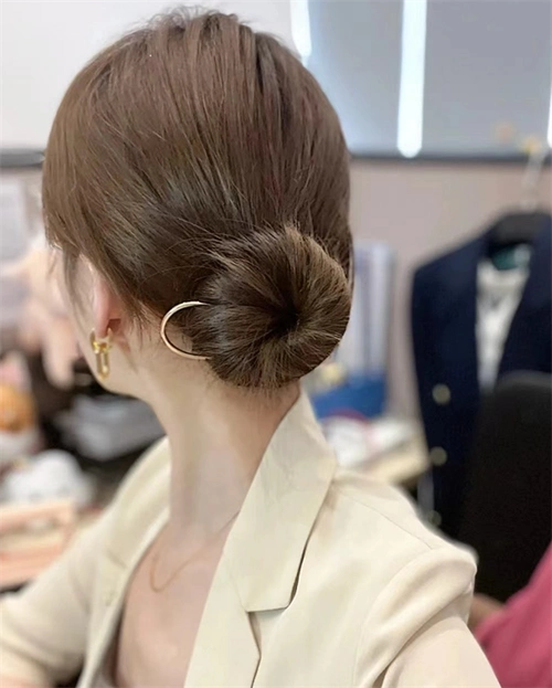 职场丸子头扎发 简单百搭又日常_职场发型 - 美发站