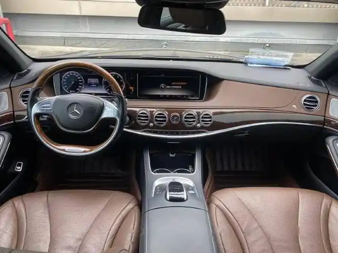 迈巴赫s400,款式虽然有些老了,大灯尾灯要是升级一下还是很漂亮的08