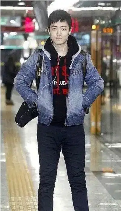 他的"黑历史"也被网友们扒了出来,有网友晒出了肖战之前的照片,瞬间