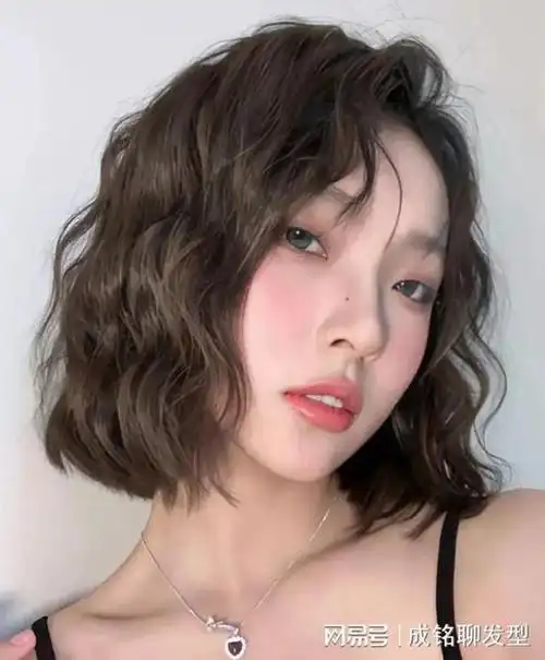 告别老气横秋,中短发这样烫,时尚减龄又显气质|发型|卷发|烫发|脸型